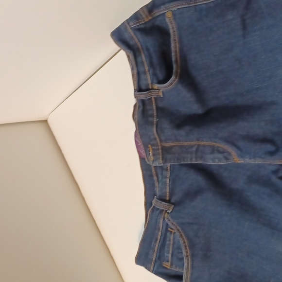 Gloria Vanderbilt Women's Amanda Classic High Rise Tapered Jean - Picture 6 of 13